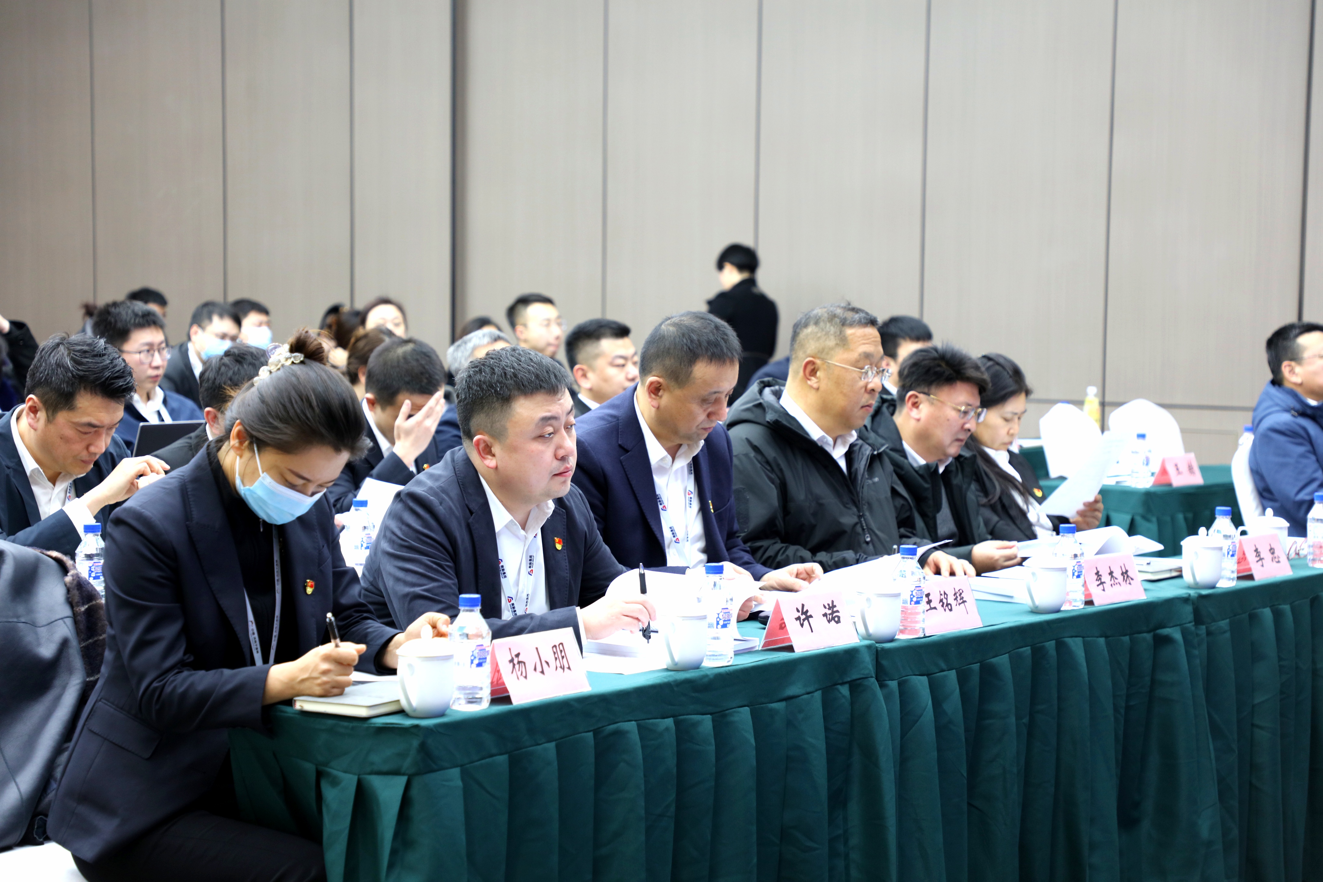 集团举行机关中层干部、借调和驻村干部2022年度述职测评会议