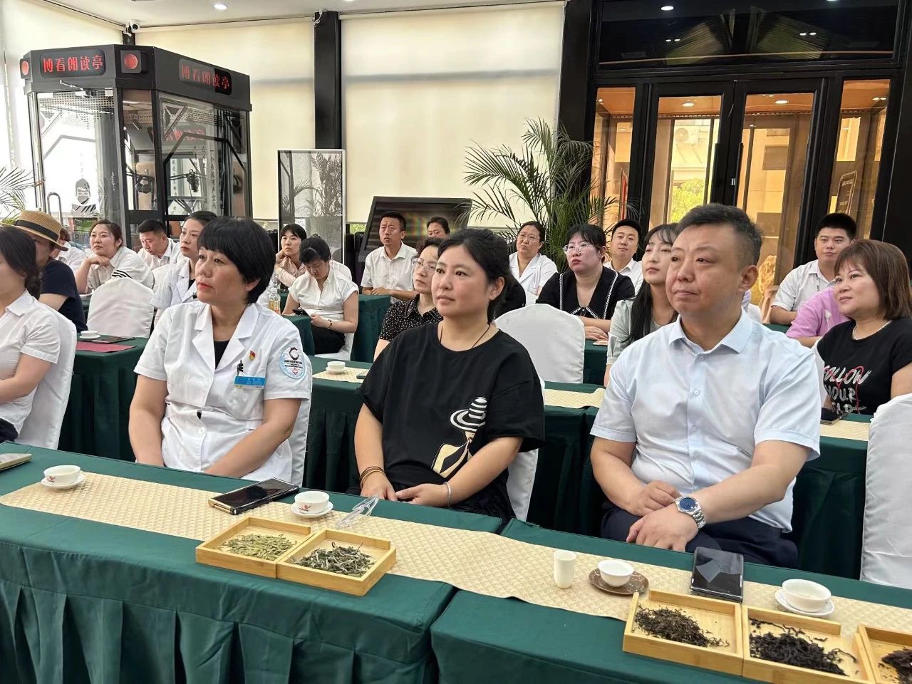 茶情雅韵 品香涤心丨爱发体育官网、温泉集团、公服集团茶艺兴趣班开课